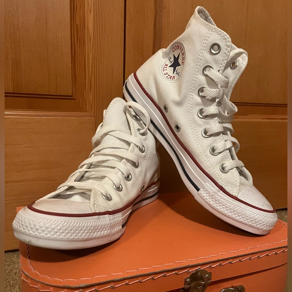 Converse | Chuck Taylor All Star Canvas |
UNISEX HIGH TOP SHOE | Size 6.5 Woman